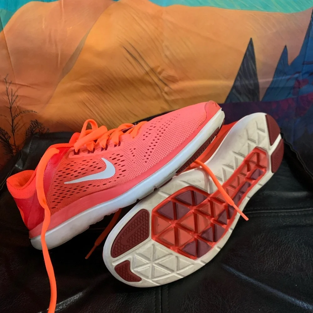 Nike Women's Bright Coral/Orange Athletic Running Shoes - Picture 5 of 7